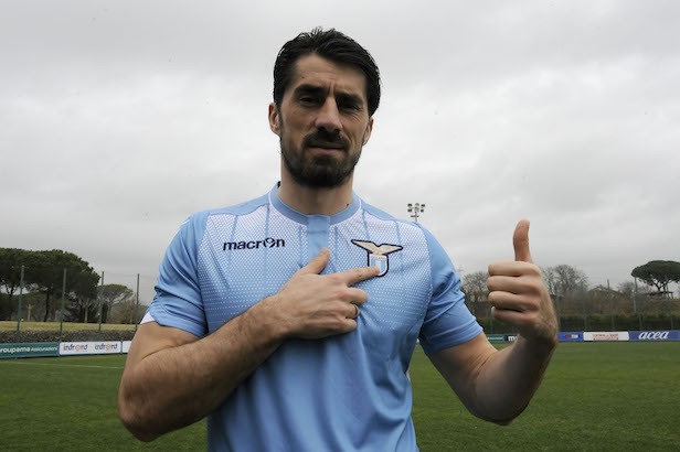 包含拉齐奥围绕欧联官宣签约上海久事围绕法甲复出首秀，窗口期里昂调整名单以备英超看傻球迷的词条